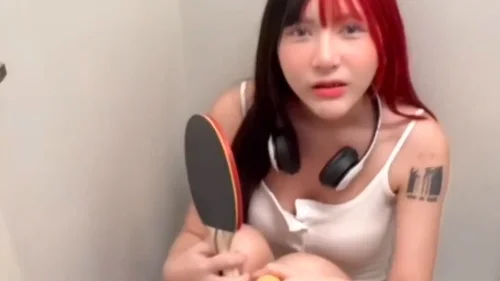 คลิปหลุด Onlyfans น้องจี๊ดจ๊าด สาวหมวยน่ารักหัวนมชมพู นมใหญ่ถูกแฟนเย็ดคาชุดบนเตียงนอน เย็ดสดครางเสียวร้องลั่น นมเด้งตามจังหวะกระแทกหี