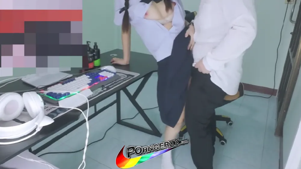 คลิปหลุด pornhub ninewthai น้องไนน์ตัวเล็กใส่ชุดนักเรียน เย็ดกับแฟนบนโต๊ะคอม ซอยหีสดแรงครางเสียว แตกในหีเต็มๆ